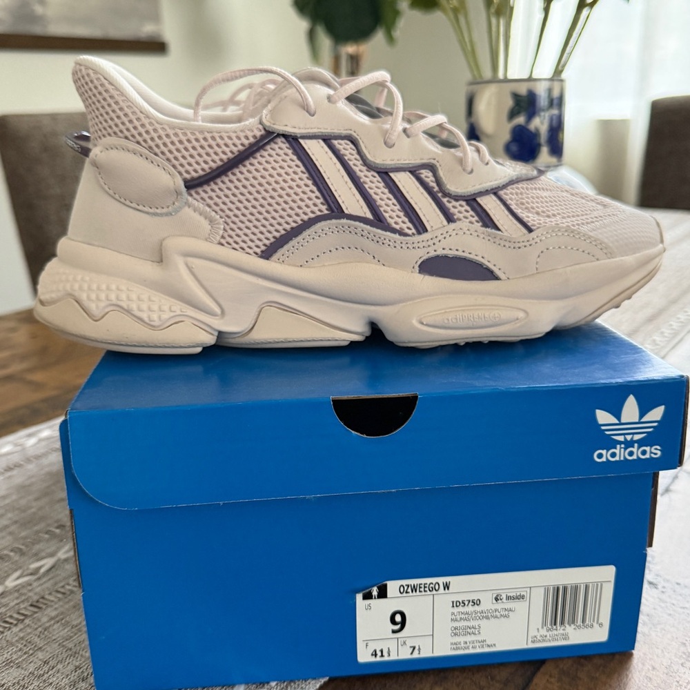 Women’s Adidas OZWEEGO